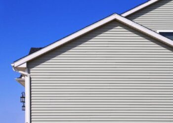 Wood vs Vinyl Siding: Costs, Pros and Cons, and Homeowner Reviews