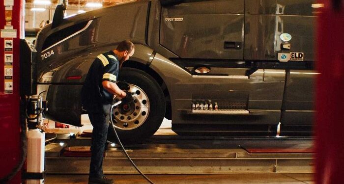 Ultimate Fleet Maintenance Management Guide | Track Your Truck